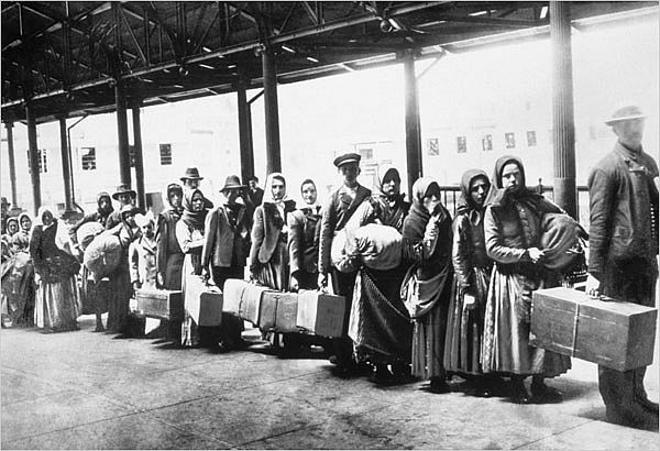 ellis-island-1902-2.jpg (64949 bytes)