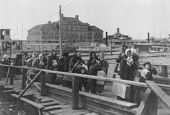 ellis-island-1902.jpg (68391 bytes)